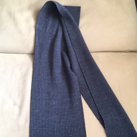 Calvin Klein Winter Scarf with Houndstooth Pattern - Picture 2 of 3